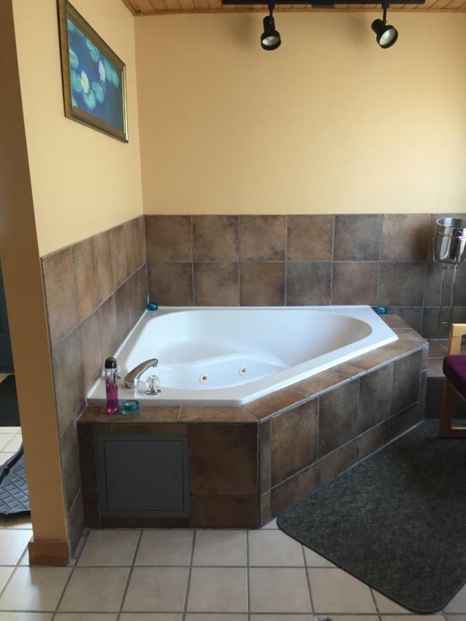 Hilton Beach Inn & Spa Thessalon Экстерьер фото